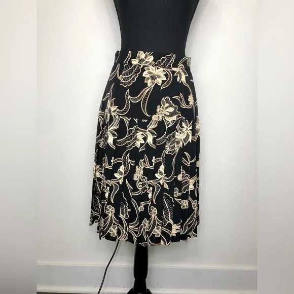 Fashion Black Blazer &amp; Floral Print Skirt Suit Set - Petites