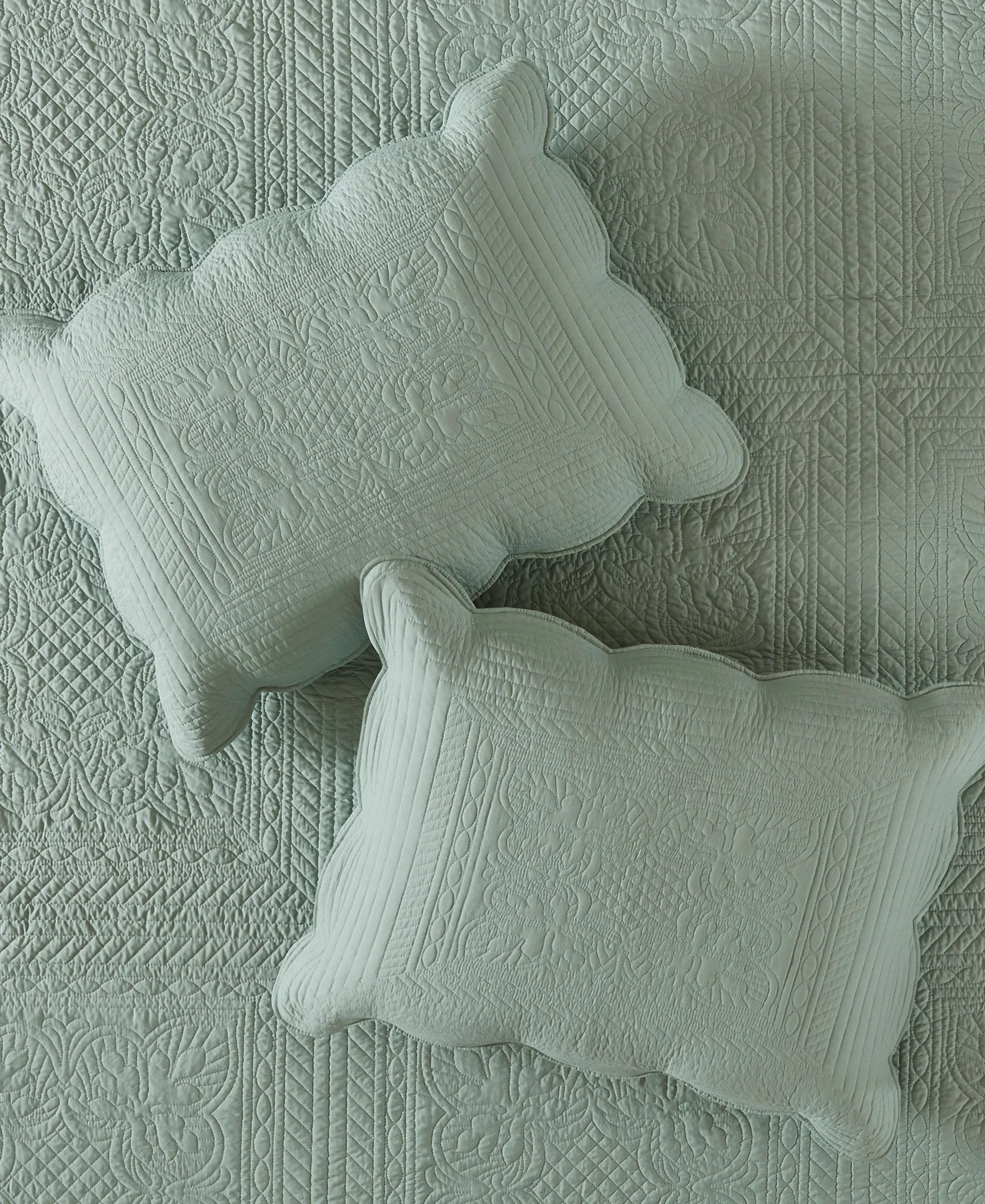 Genoa 3 Piece Reversible Scalloped Edge Quilt Set