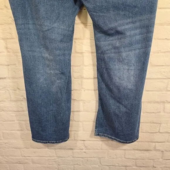 L Eloquii Classic Fit Split Inseam Hem Straight Leg Jean NWT Size 26 Medium Wash