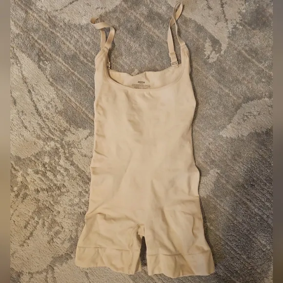 Nwot Skims Open Bust Butt Enhancing Mid Thigh Bodysuit L