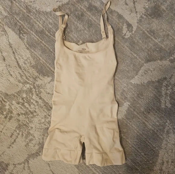 Nwot Skims Open Bust Butt Enhancing Mid Thigh Bodysuit L