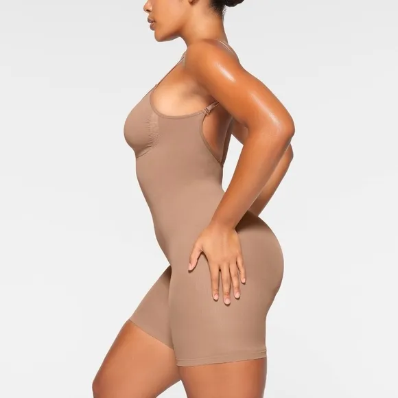 NWOT Skims Seamless Sculpt Low Back Mid Thigh Bodysuit in Sienna, Size XS