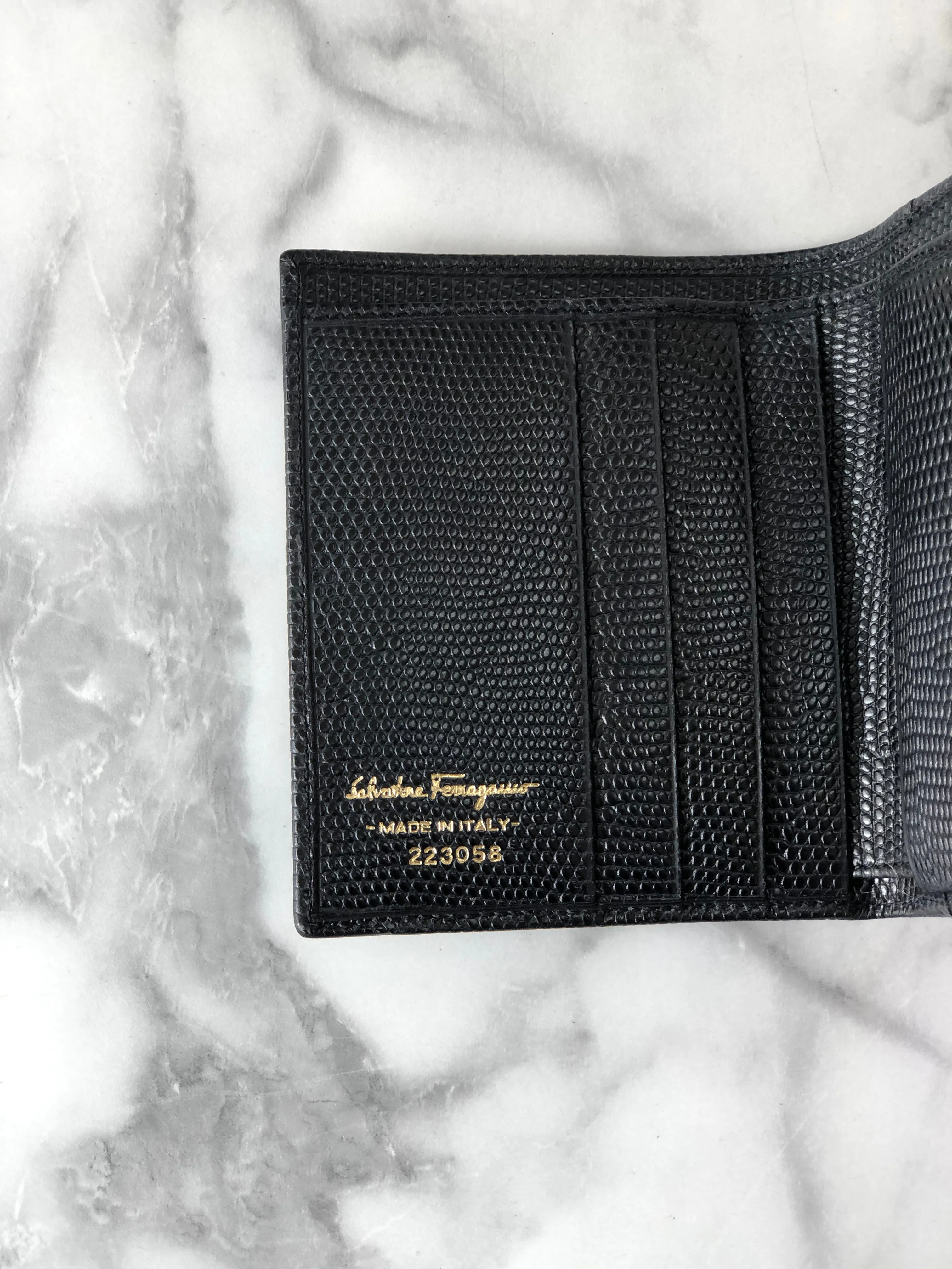 Salvatore Ferragamo Vala Ribbon  Leather Metal Clasp Folded Wallet Black Vintage 2hapn4