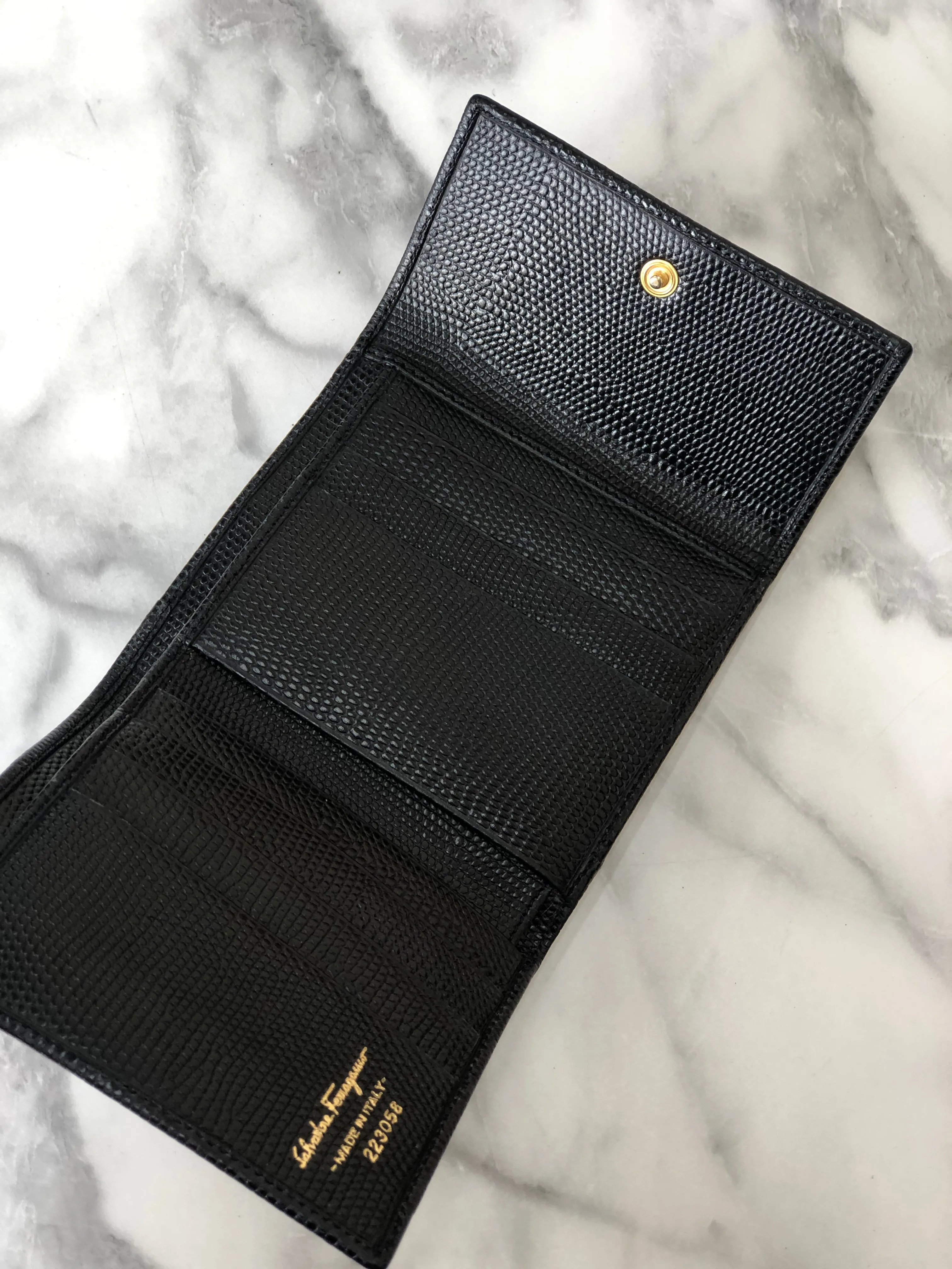Salvatore Ferragamo Vala Ribbon  Leather Metal Clasp Folded Wallet Black Vintage 2hapn4