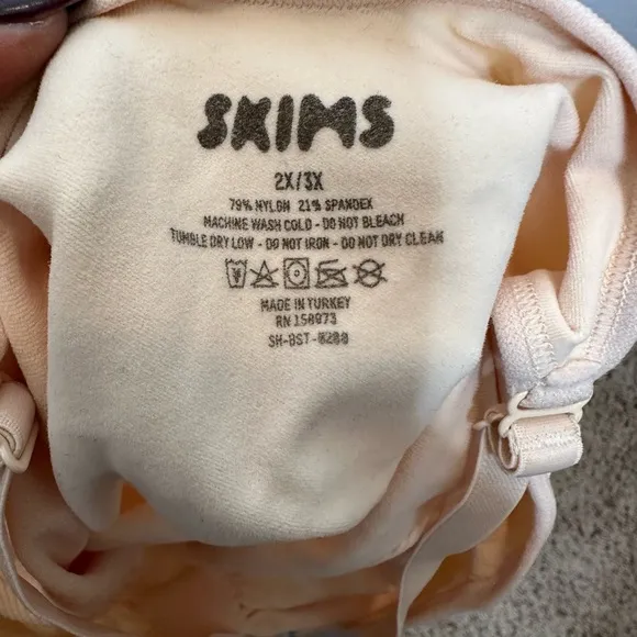 SKIMS Seamless Thong Sculpt Bodysuit in a light nude color Sz 2X-3X