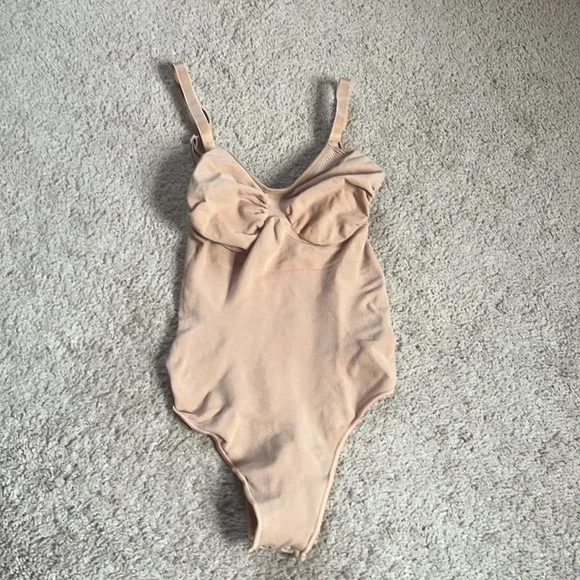 Skims XS Seamless Sculpting Thong Bodysuit Clay