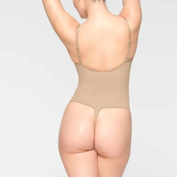 Skims XS Seamless Sculpting Thong Bodysuit Clay
