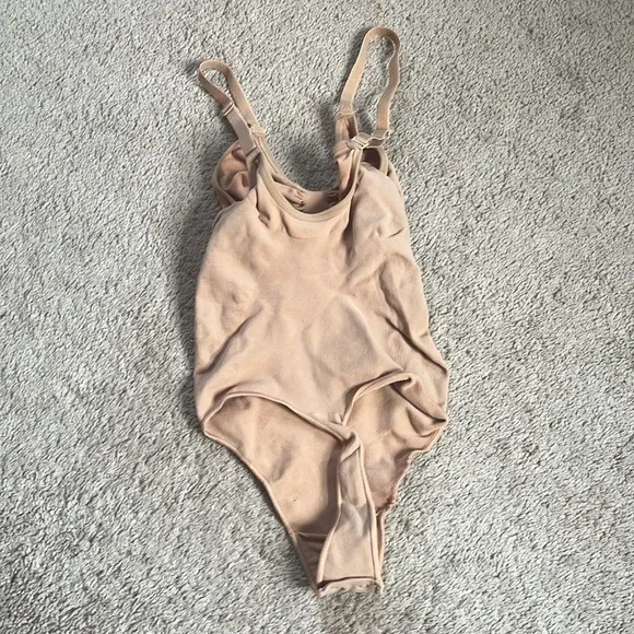 Skims XS Seamless Sculpting Thong Bodysuit Clay