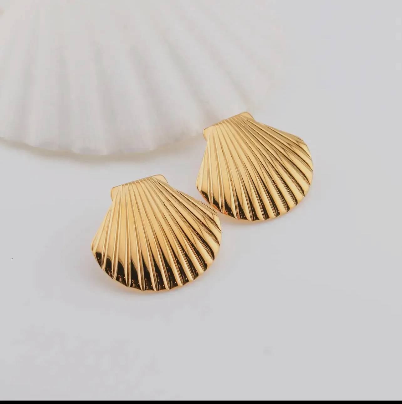 SWIM IN-PRIVATE ISLAND SHELL EARRINGS