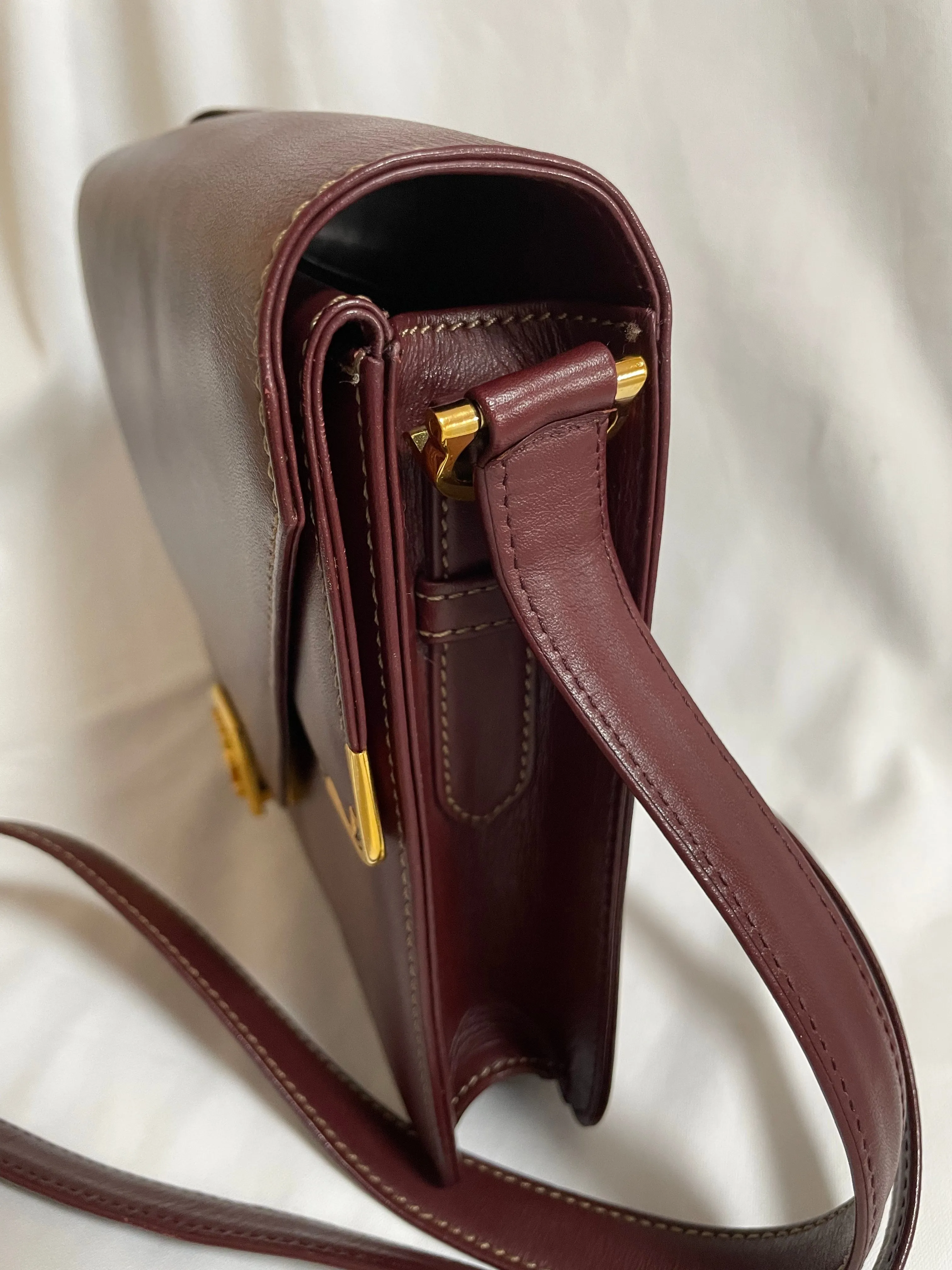 Vintage Cartier double flap envelope shoulder bag with gold-tone logo charm closure and frames. Classic purse from Must de Cartier. 0408172
