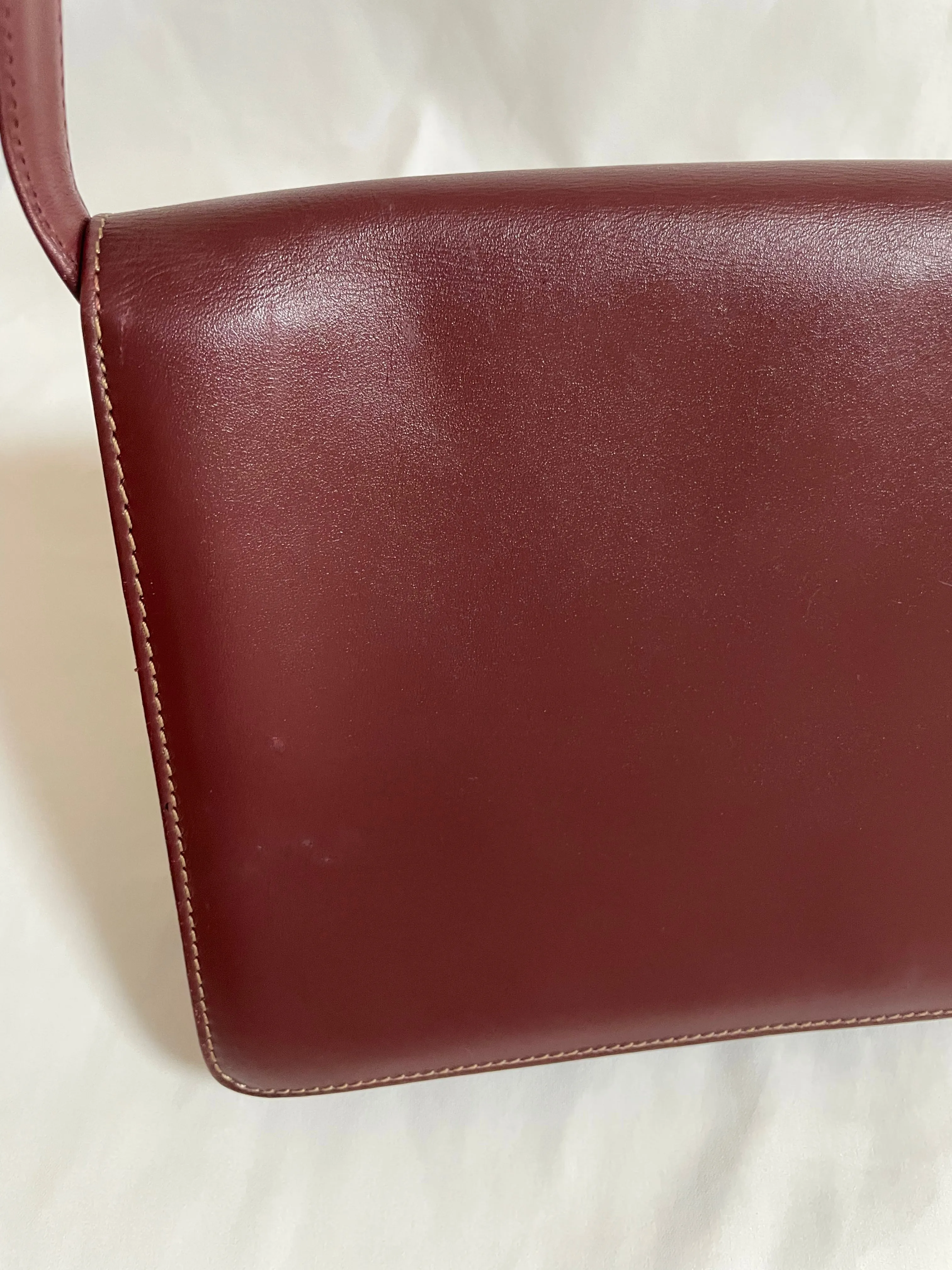 Vintage Cartier double flap envelope shoulder bag with gold-tone logo charm closure and frames. Classic purse from Must de Cartier. 0408172