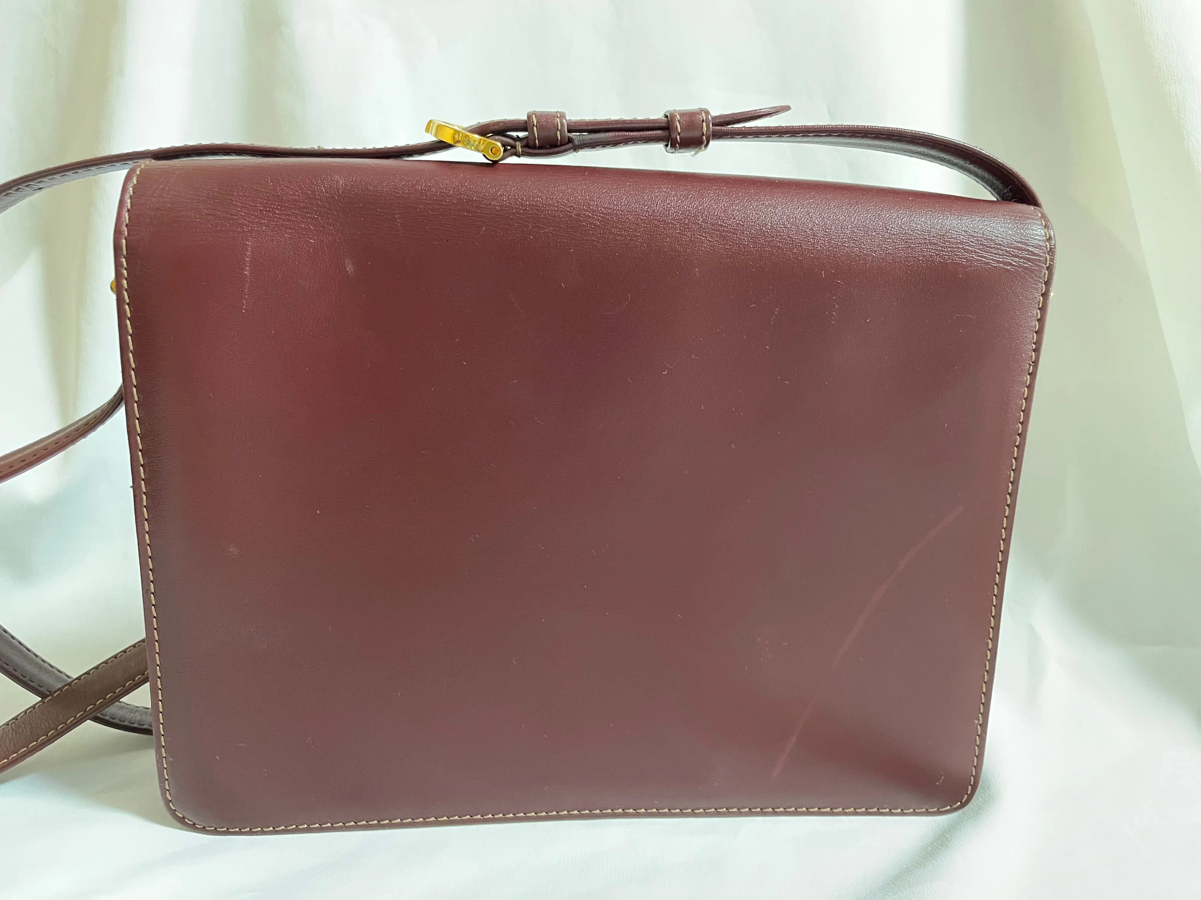 Vintage Cartier double flap envelope shoulder bag with gold-tone logo charm closure and frames. Classic purse from Must de Cartier. 0408172