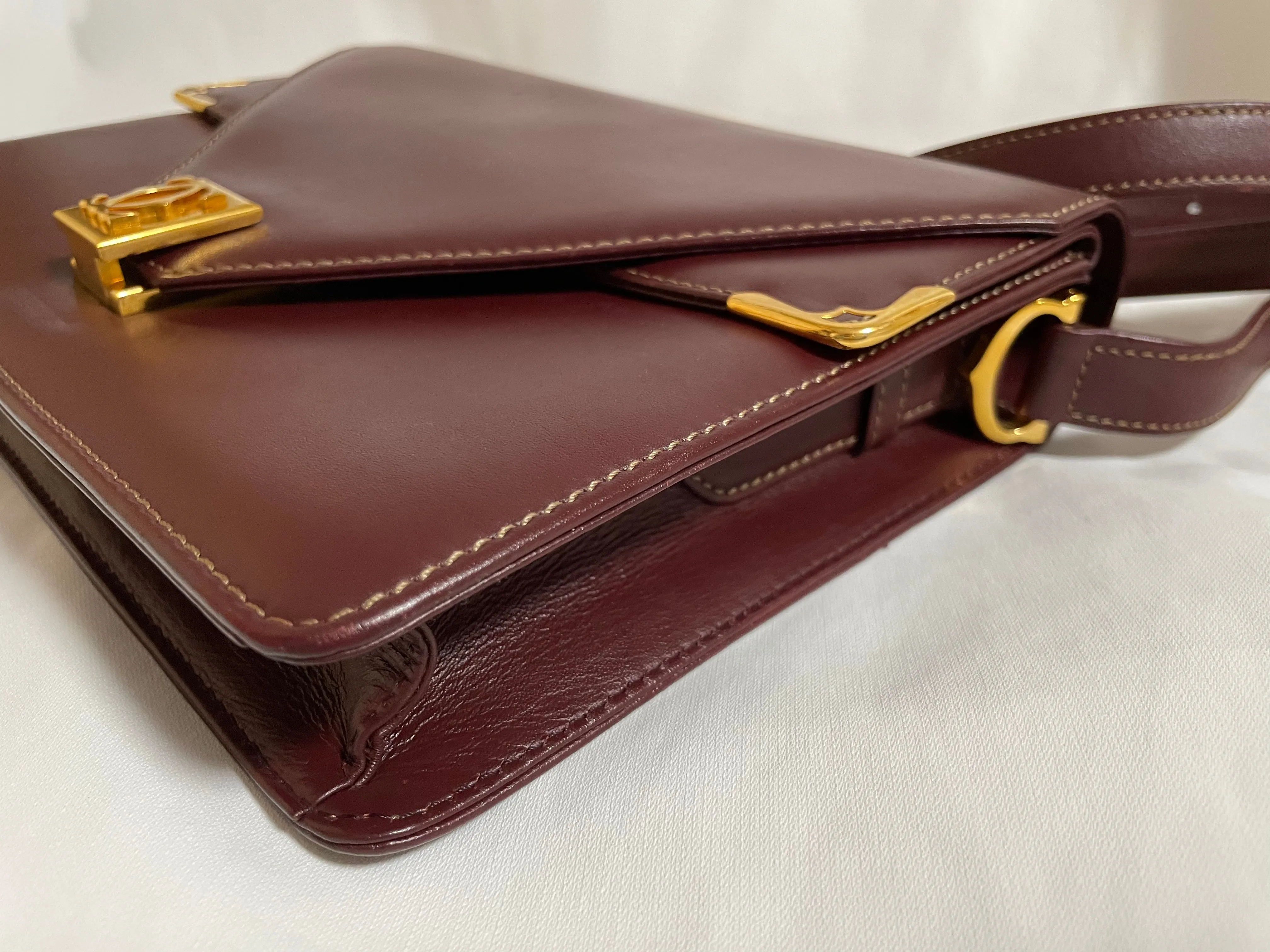 Vintage Cartier double flap envelope shoulder bag with gold-tone logo charm closure and frames. Classic purse from Must de Cartier. 0408172