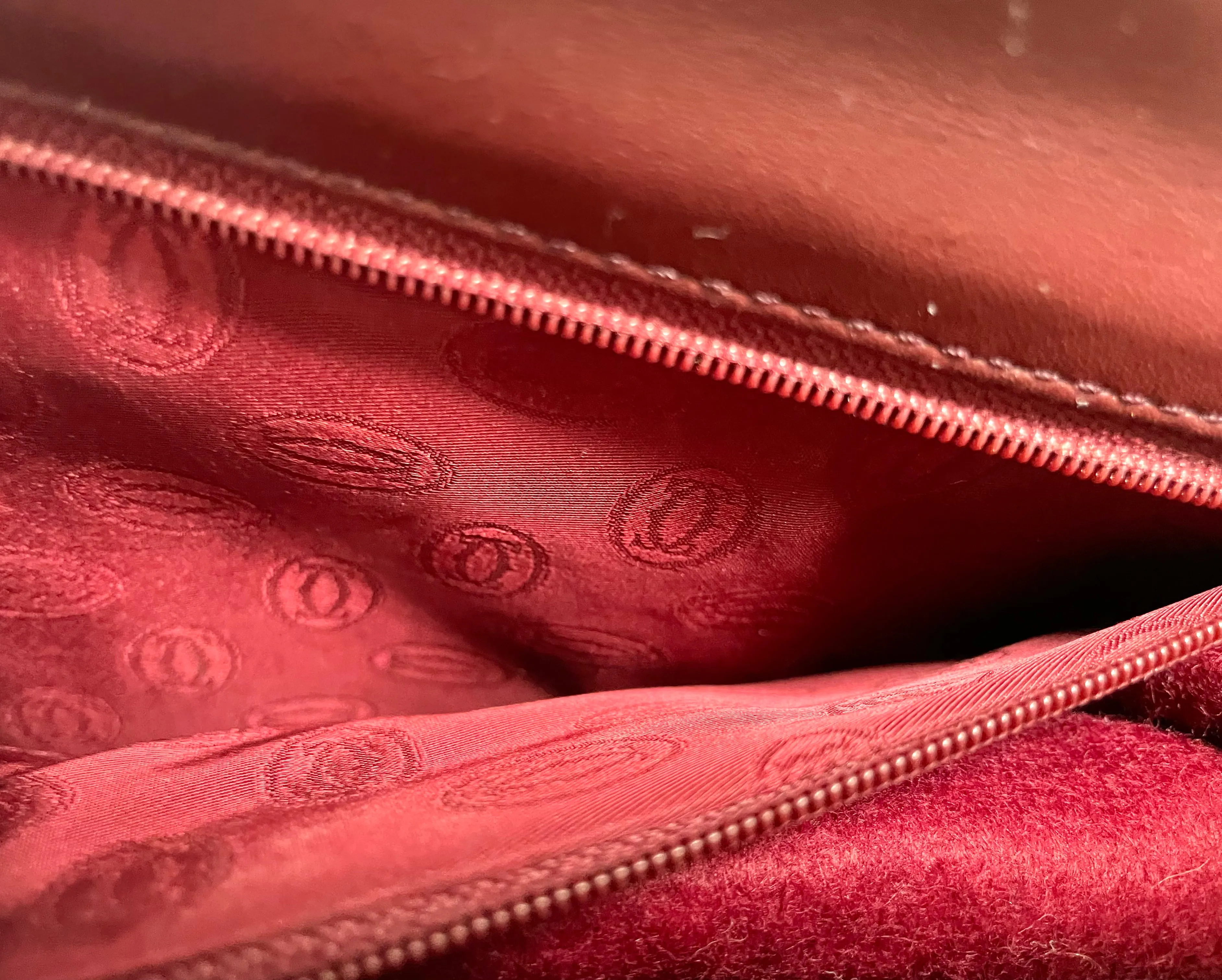 Vintage Cartier double flap envelope shoulder bag with gold-tone logo charm closure and frames. Classic purse from Must de Cartier. 0408172