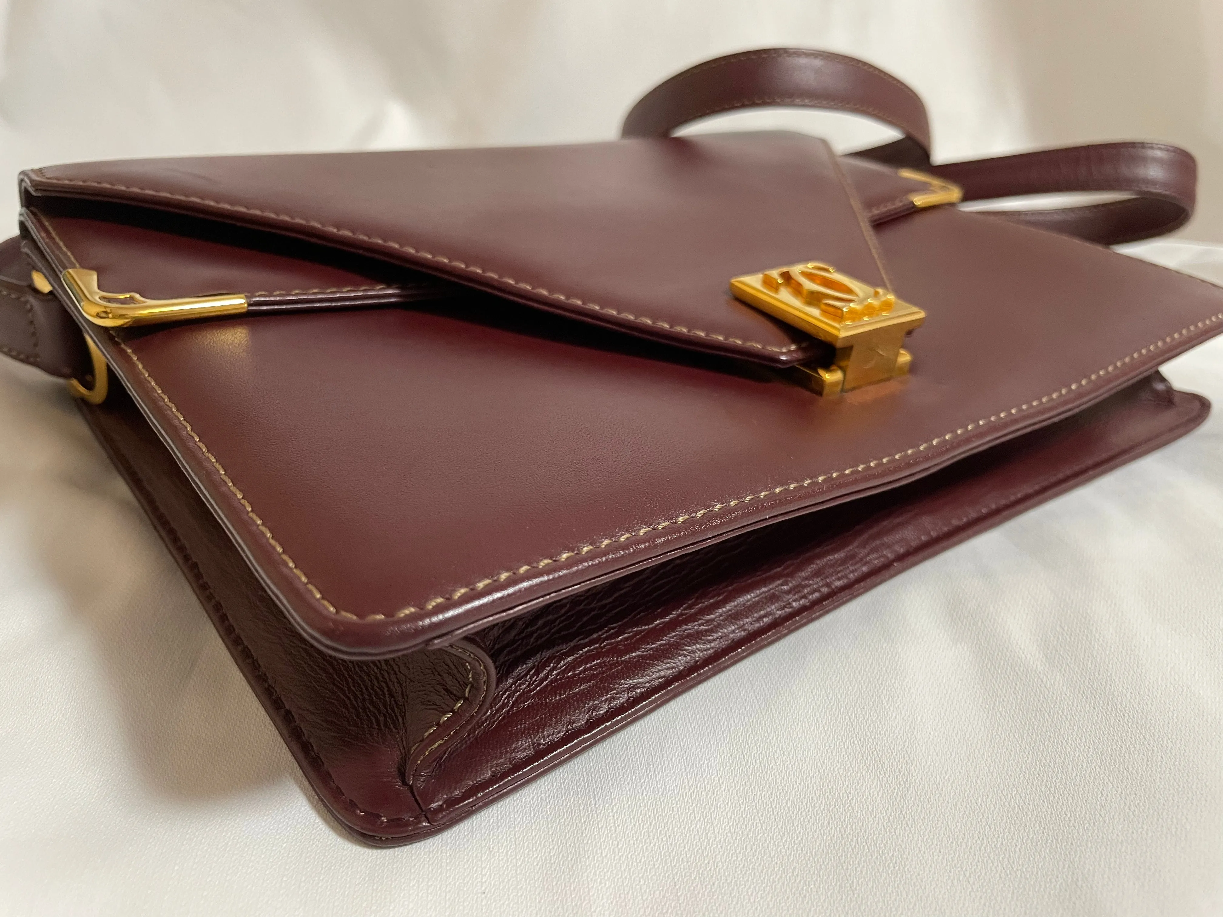 Vintage Cartier double flap envelope shoulder bag with gold-tone logo charm closure and frames. Classic purse from Must de Cartier. 0408172
