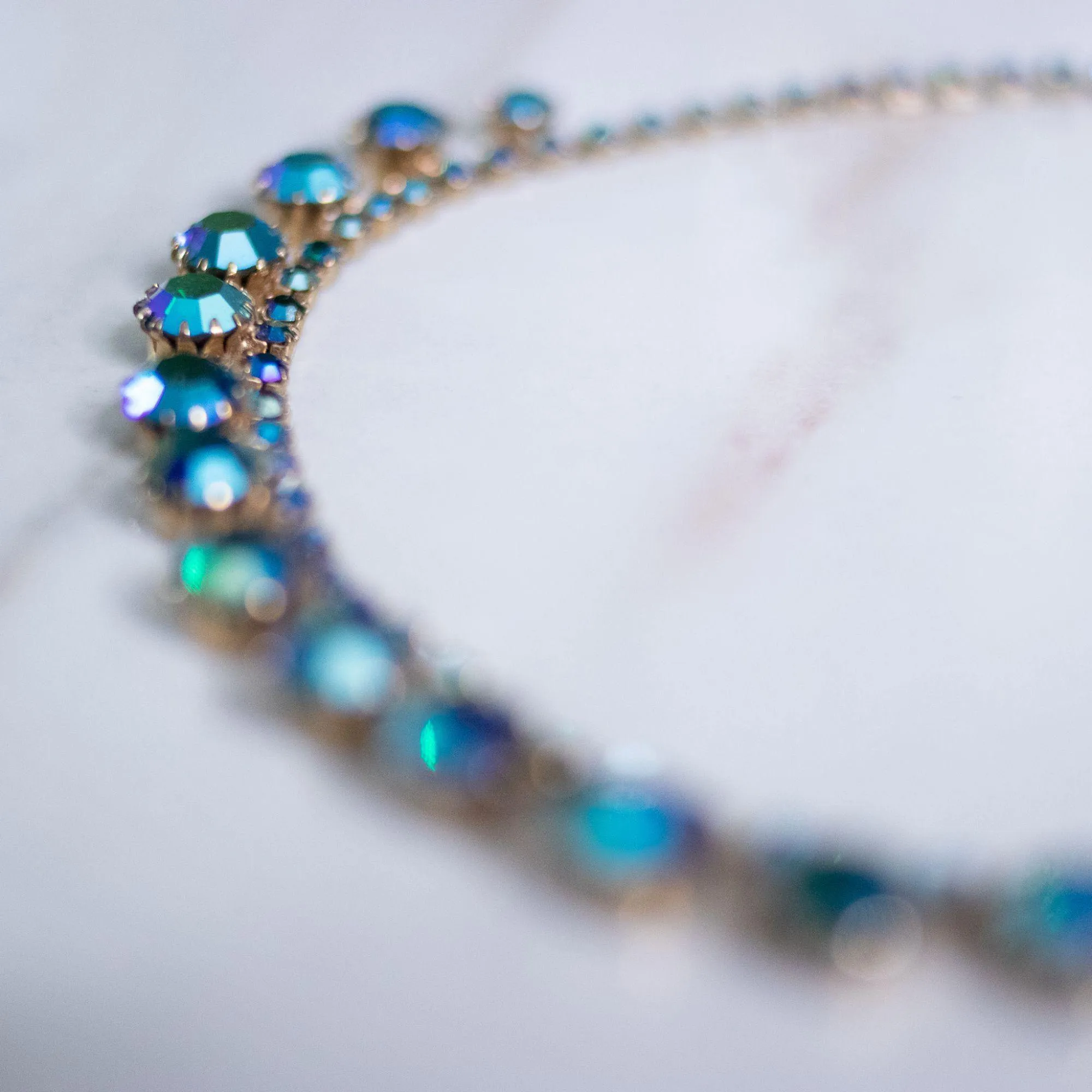 Vintage Unsigned Weiss Blue Green Peacock Aurora Borealis Rhinestone Necklace